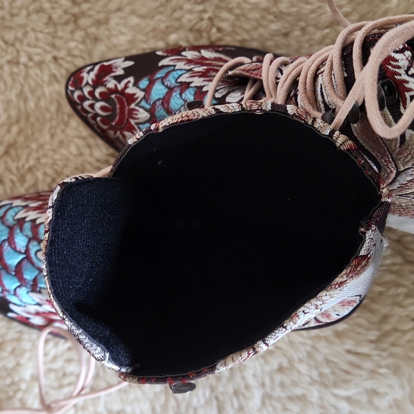 Fabulous NWOT Floral Tapestry Lace Up Cowgirl Western Boho Ankle Boots 👢 🤎💙 - Picture 14 of 16